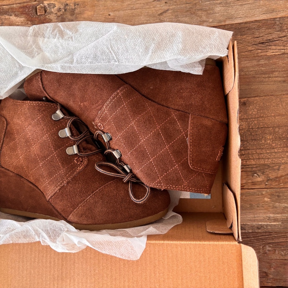 Tom’s brown suede wedge